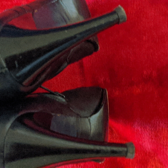 BCBG Stiletto boot - Picture 4 of 6